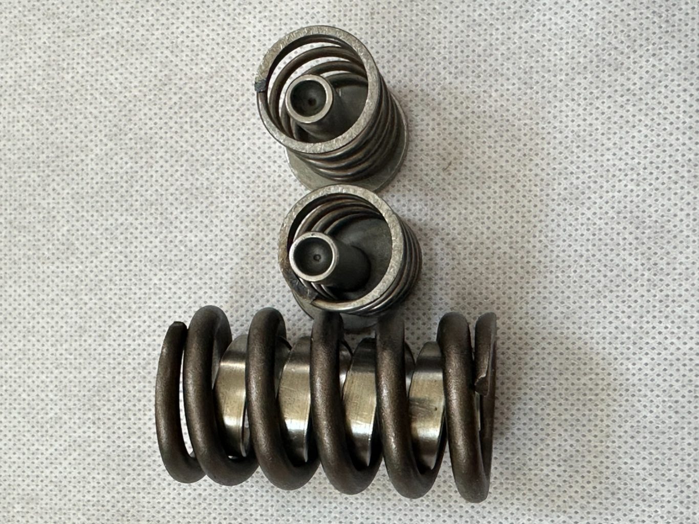 Abrasive severe wear in the spring due to inappropriate heat treatment. Material: Inconel 718